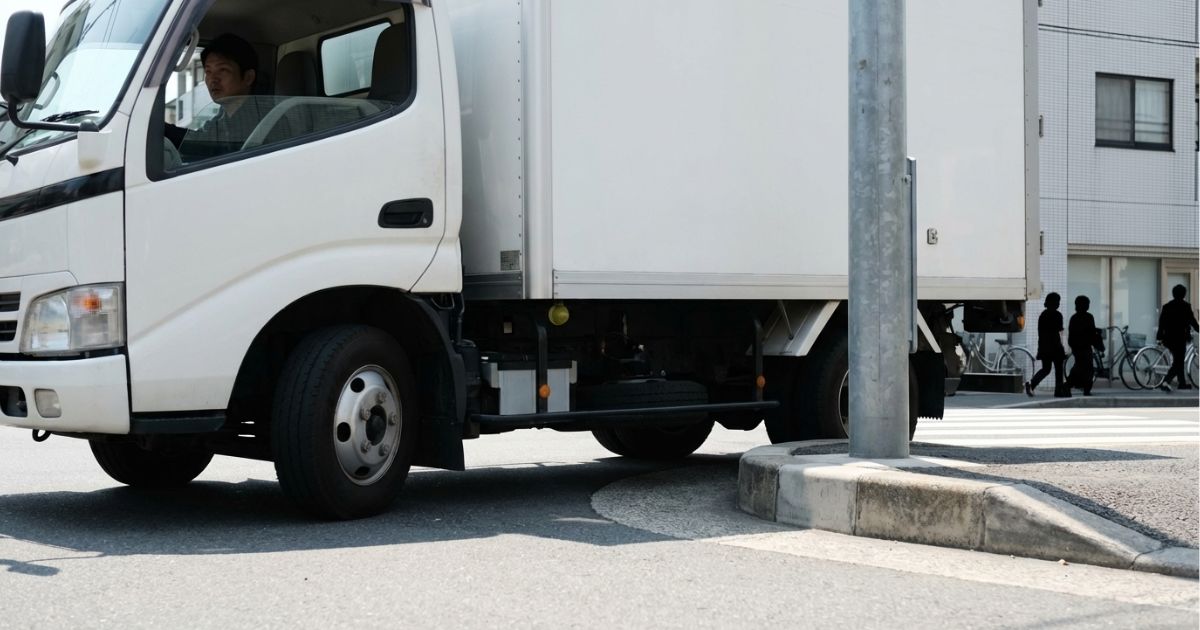 2トントラックが交差点で左折する際、後輪が内側に入りやすい状況を示す写真