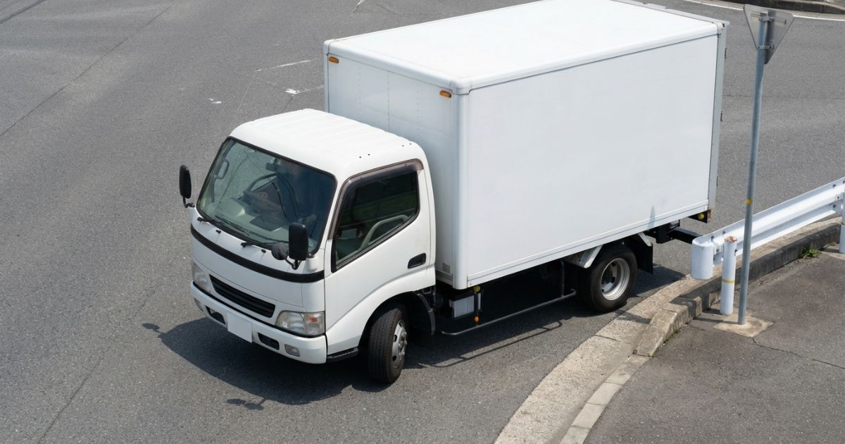 2トントラックの左折で前輪と後輪の通るラインの差が分かる交差点の様子