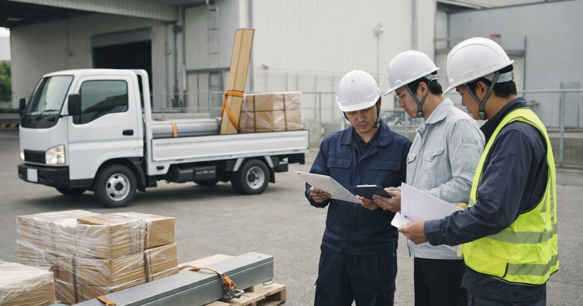 2トントラックの積載条件を現場で確認しているイメージ写真