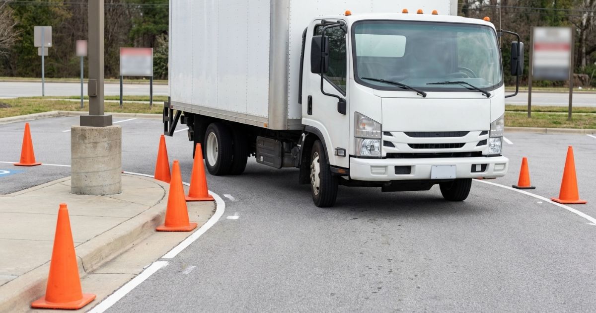 2トントラックの駐車場で出入口と通路幅を確認して入出庫を判断するイメージ