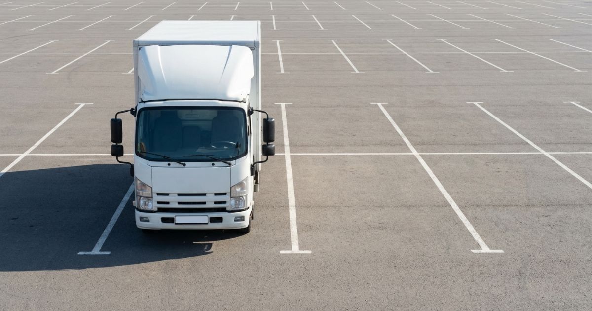 2トントラックを平面駐車場の枠に停めてサイズ感を確認するイメージ