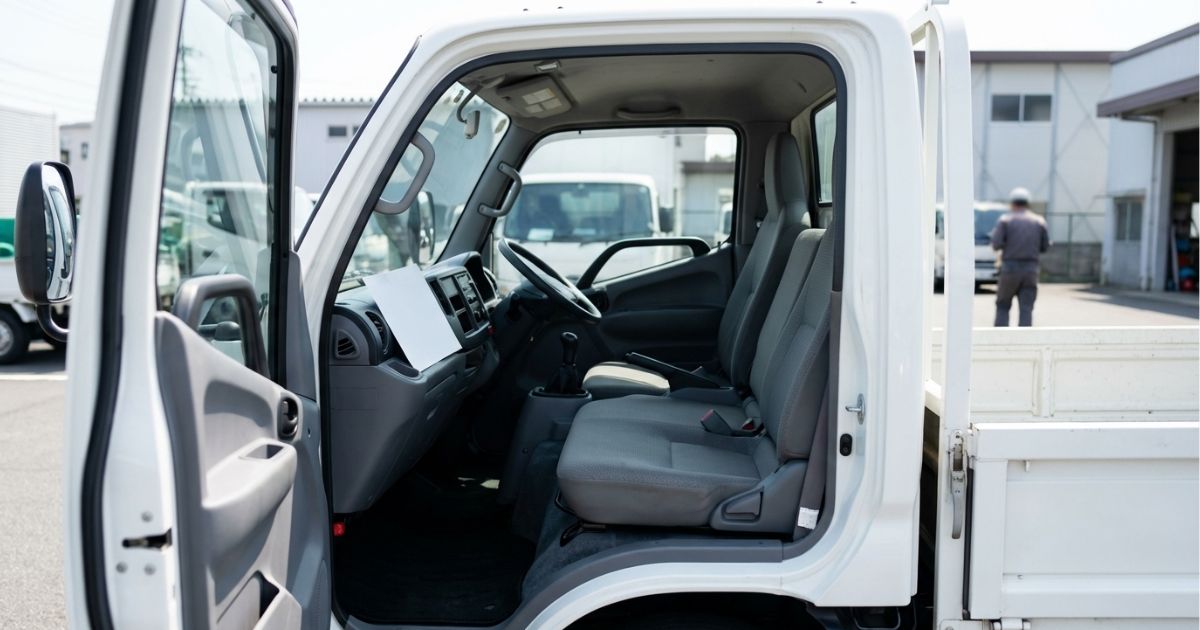 2トントラックの運転席まわりが見える停車状態の外観（乗車定員は車両で変わる）