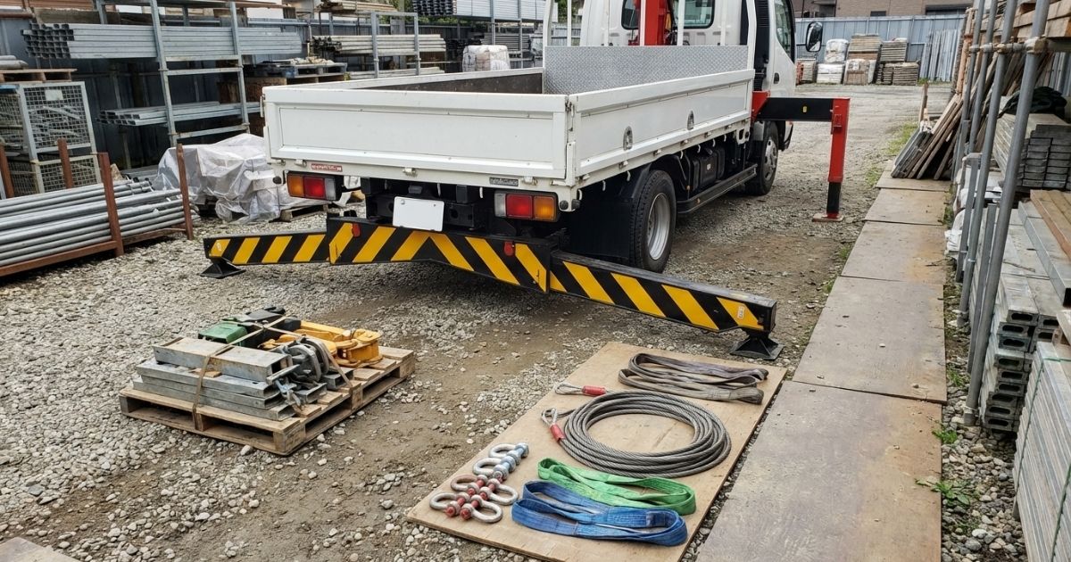 2tユニックの玉掛けで資格要否や役割分担に迷う準備段階の現場写真