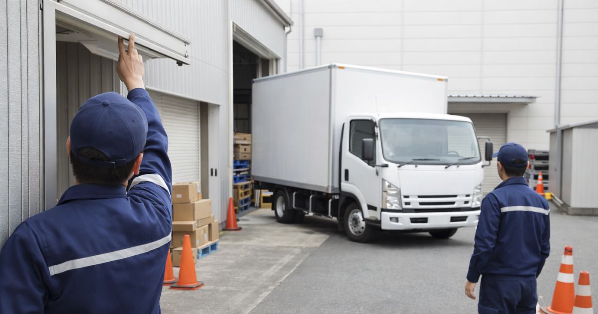 進入と停車条件を現場で確認しているトラック手配前の実務イメージ