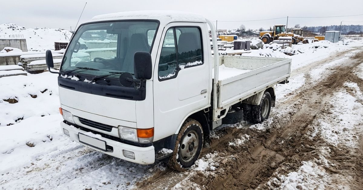 雪や未舗装路の現場で使われる3トントラックのイメージ画像