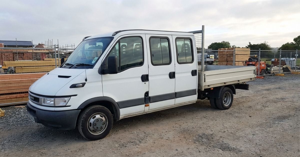 3トントラックのダブルキャブ車両を現場で使用するイメージ