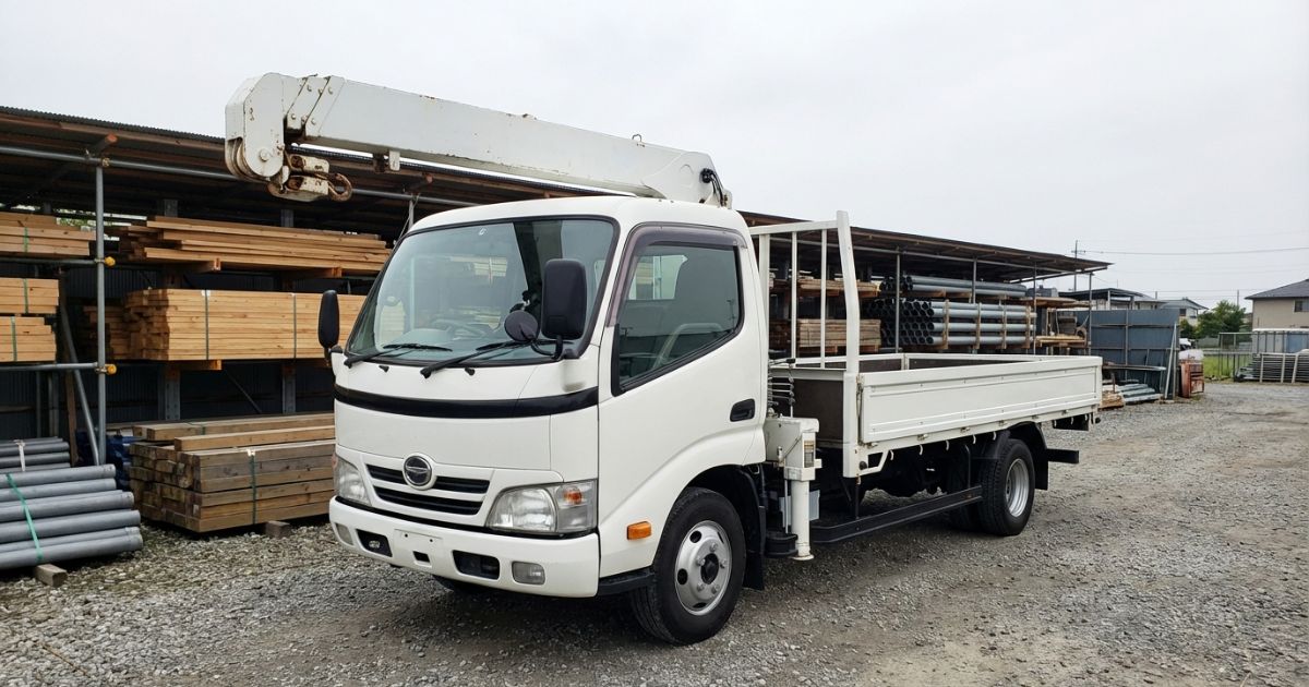 3トントラックのユニック車が現場で待機しているイメージ画像