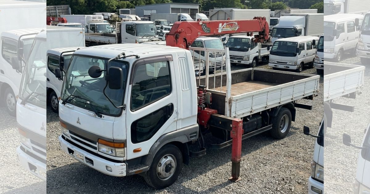 中古の3tユニックを購入前に実車確認している中古車ヤードのイメージ写真