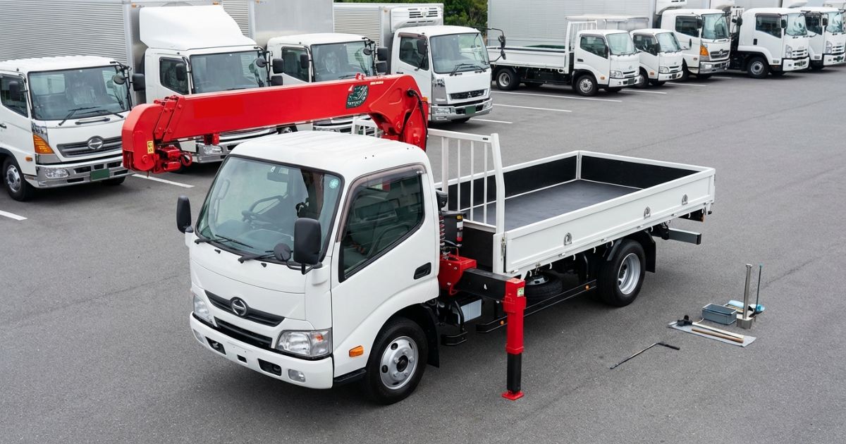 3tユニックを半日や1日で借りるためにレンタルヤードで貸出準備しているイメージ写真