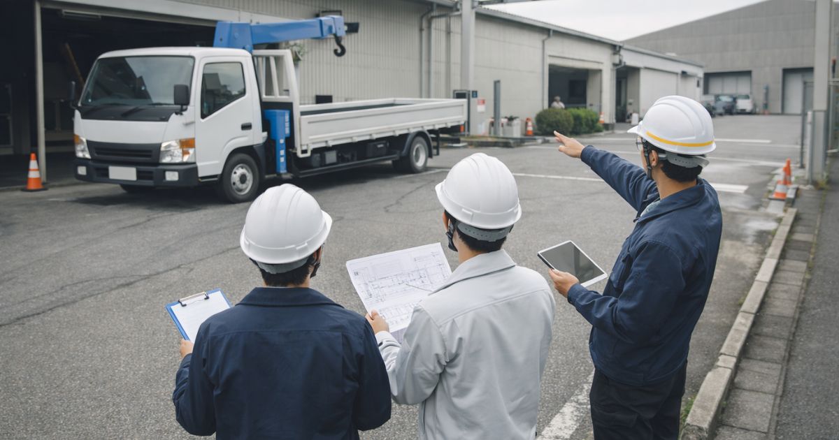 3tユニック手配前に現場条件を確認している実務イメージ