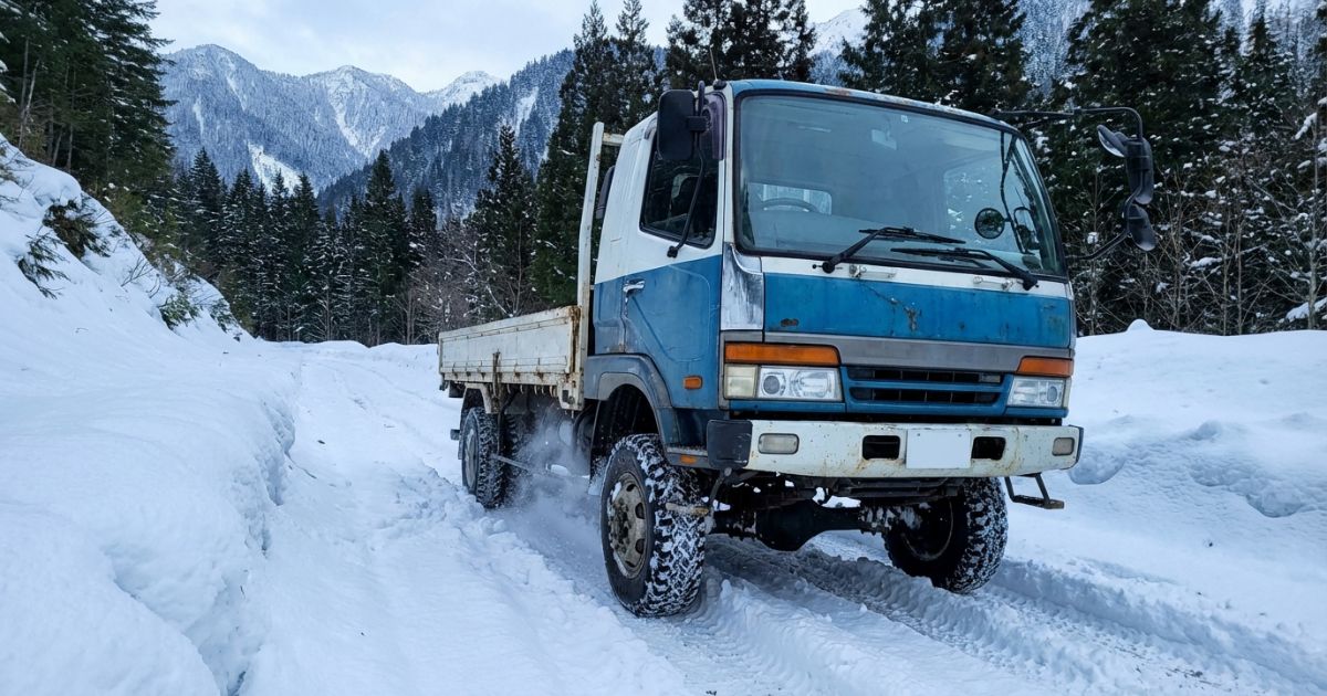 4tトラック4WDが雪道の圧雪路を走行するイメージ