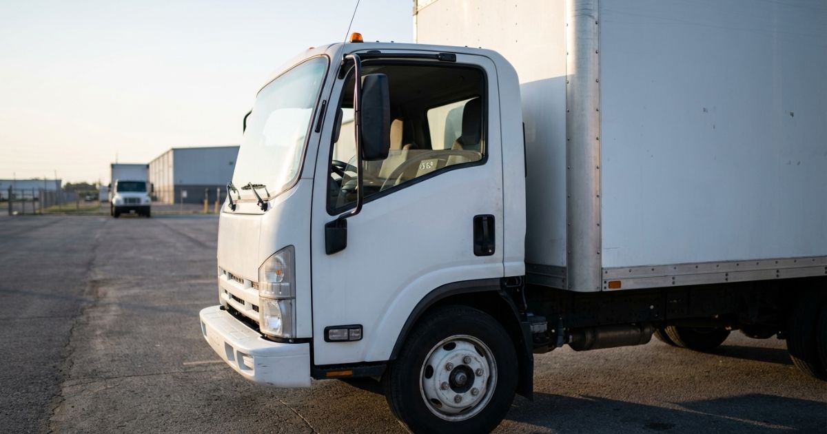 4tトラックのAT運用をイメージできる物流ヤードの写真