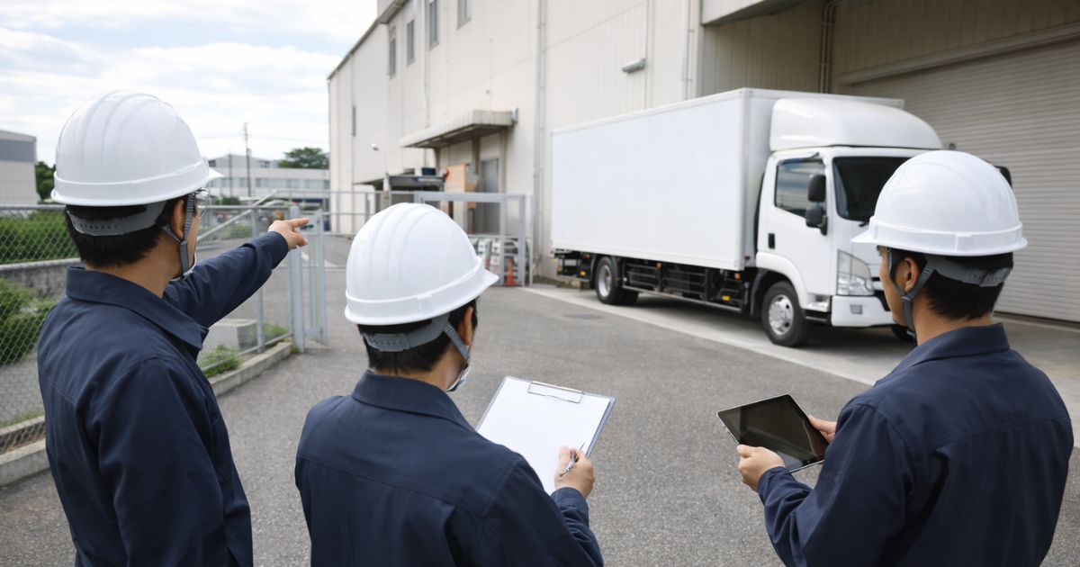 4tトラックの進入ルートと停止位置を事前確認している現場イメージ