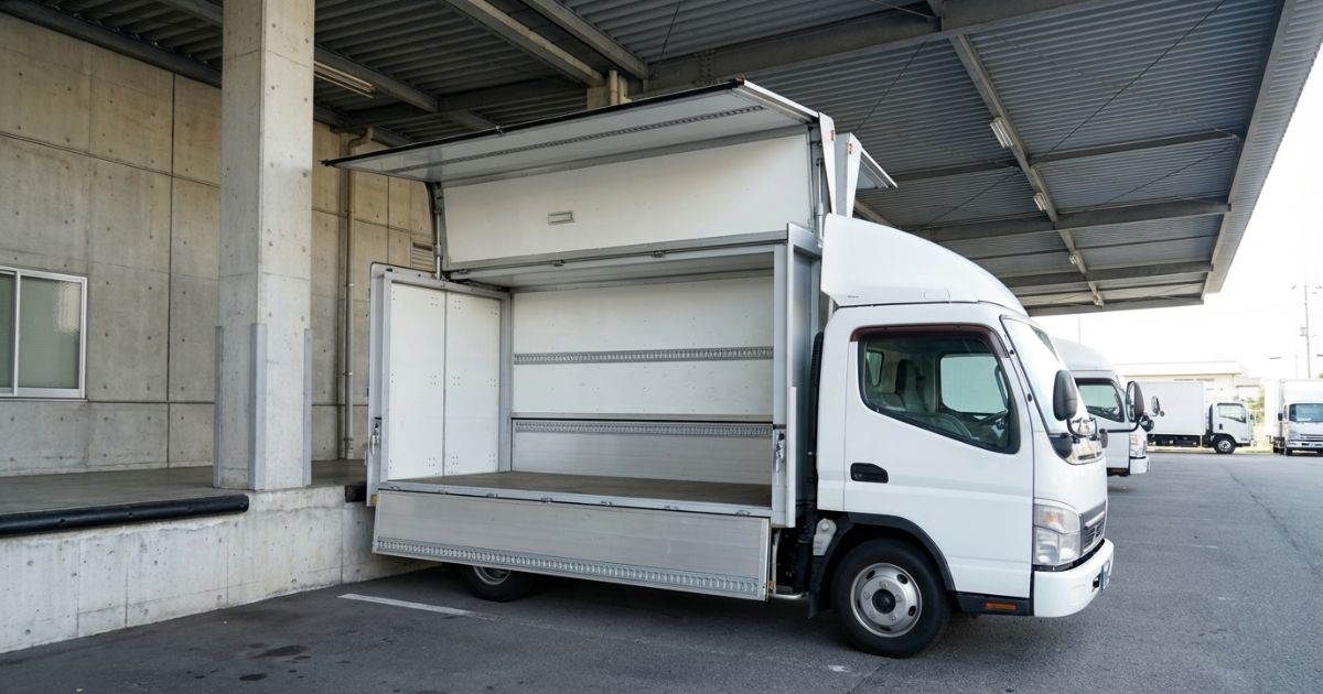 4tウイングを搬入口前で接車し寸法と開閉余白の重要性が伝わる写真