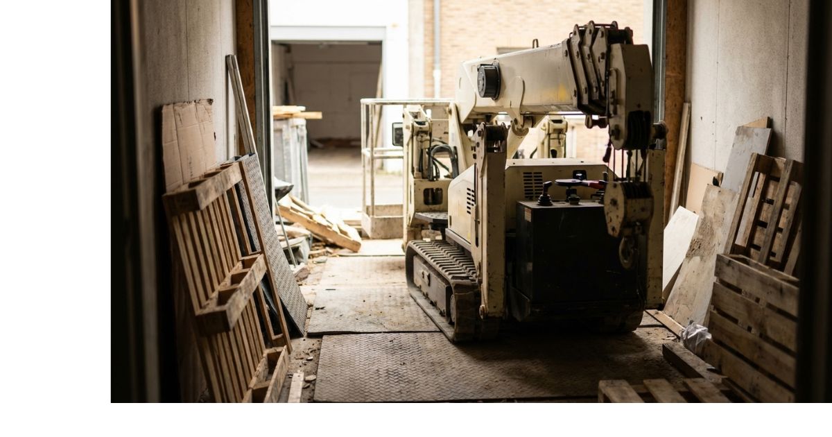 狭小現場で使われるカニクレーンのイメージ写真