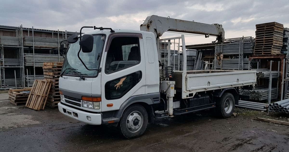 現場でPTOが入らずクレーン付きトラックが動かない状況を表すイメージ写真