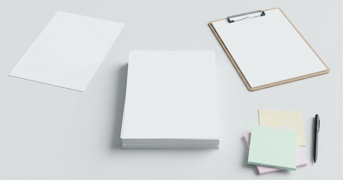 作業計画書の準備を示す無地の書類とチェック項目のイメージ