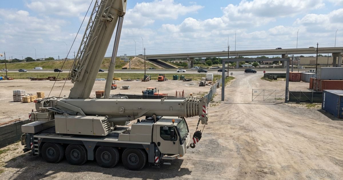 オールテレーンクレーンの大きさと現場利用のイメージが伝わる写真