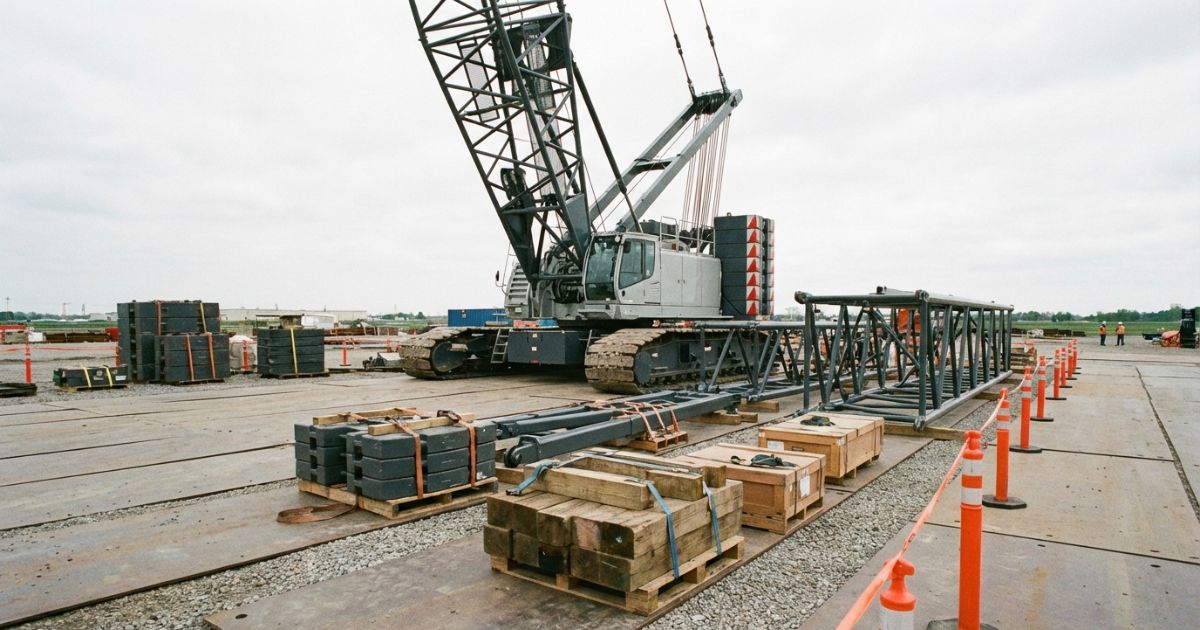 クローラークレーンの解体分解に向けたヤードと部材仮置きの雰囲気が伝わる写真風イメージ