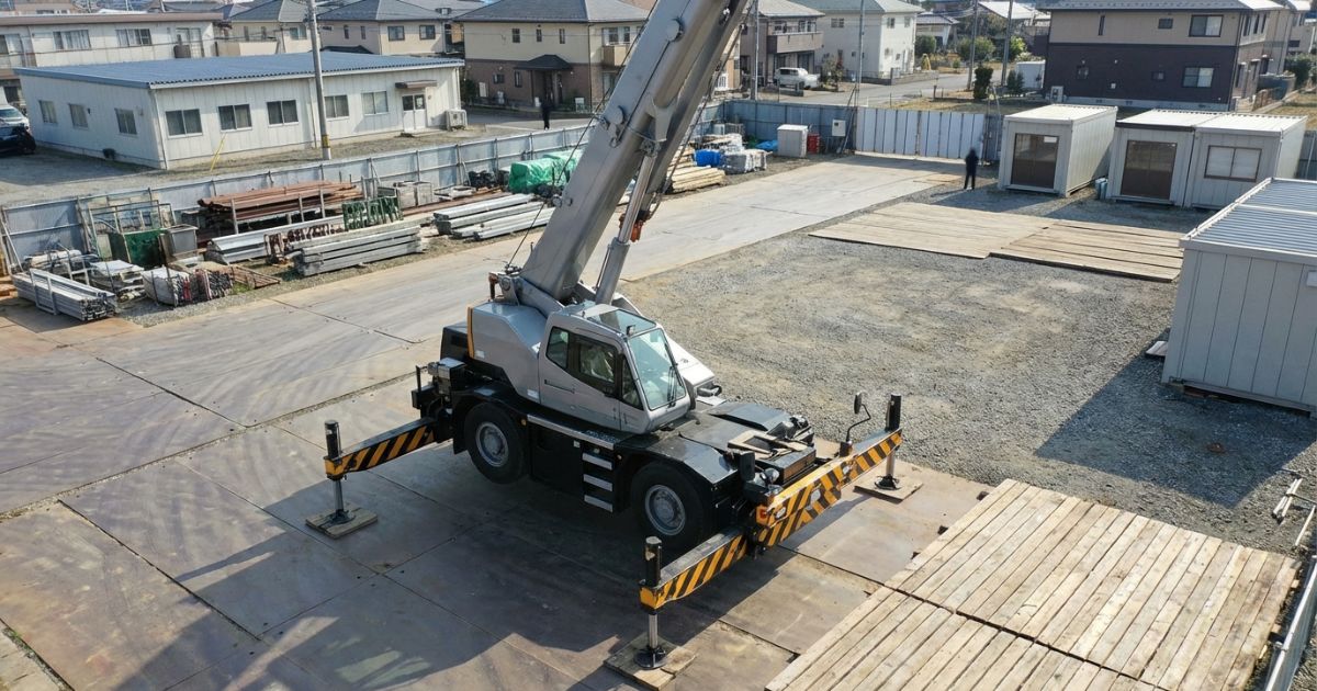 中規模工事の現場で据え付けられた20tラフテレーンクレーンの写真