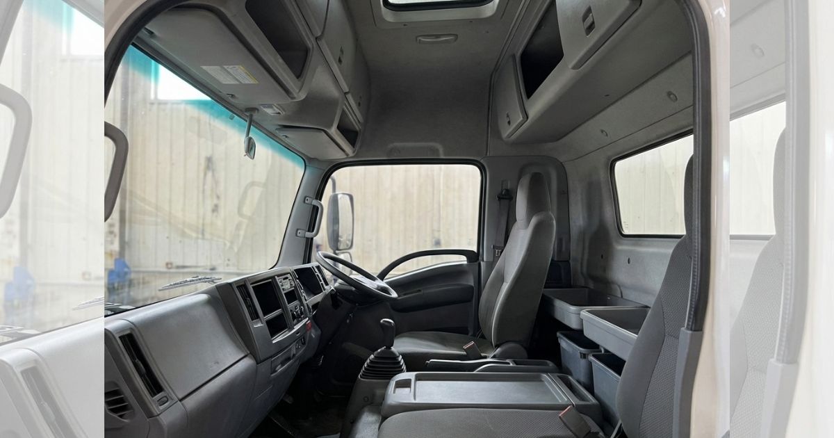 トラックの運転席を実写風に描き視界と操作姿勢のイメージが分かる画像