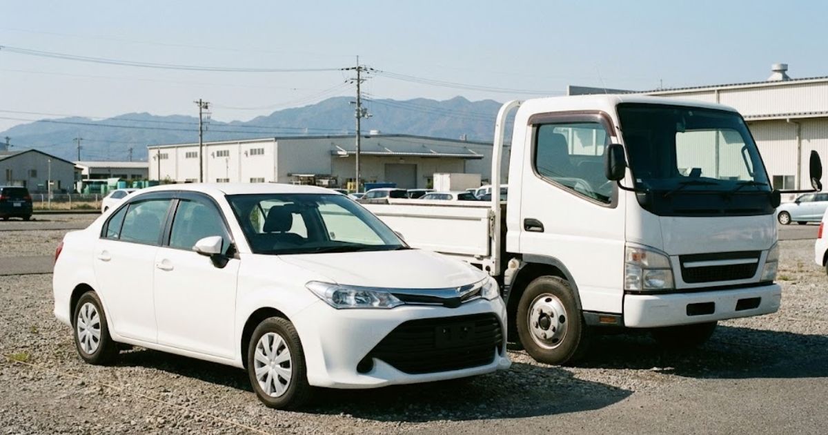 乗用車とトラックを並べて大きさの違いが直感的に分かる写真風イメージ